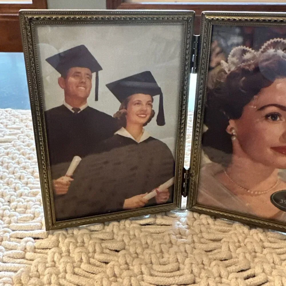 Vintage Gold Metal 3 1/2x5” Photo Frame Bifold Gold Embellished trim on‎ front